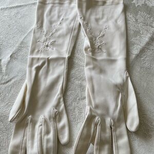 Elegant White Embroidered Opera Gloves. Vintage 40s-60s era.  14”.